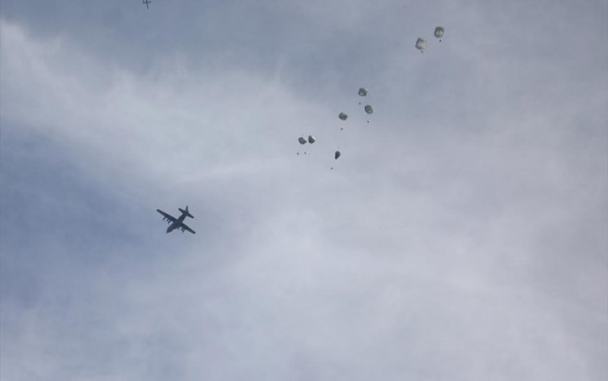 ABD Gazze'ye havadan yardım indirdi